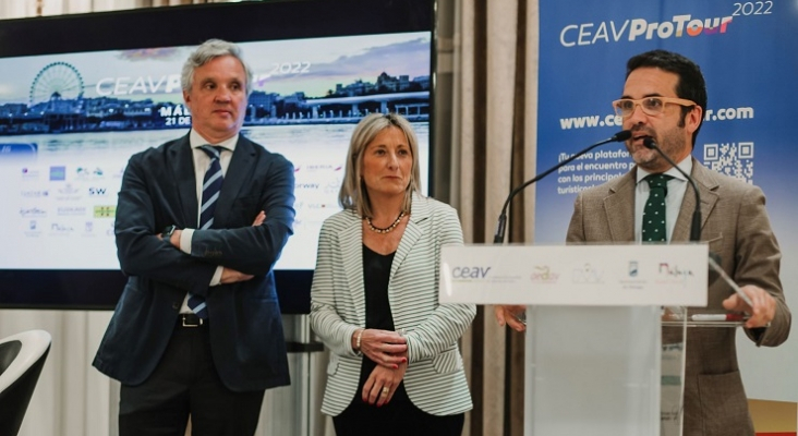 De izda. dcha.: Carlos Garrido, presidente de CEAV; Eva Blasco, vicepresidenta de Relaciones Internacionales de CEAV; y Jacobo Florido, concejal de Turismo de Málaga | Foto: CEAV