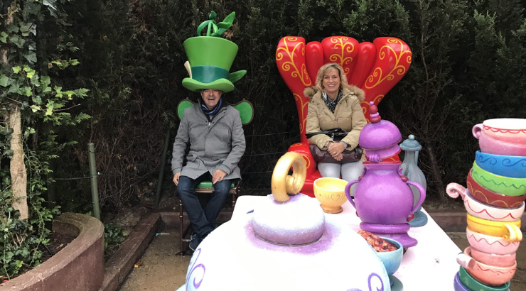 Alfredo Díazy Astrid Van Wijken (Directora comercial de Seaside) recreando Alicia en el país de las maravillas, Disneyland París | Foto: Alfredo Díaz