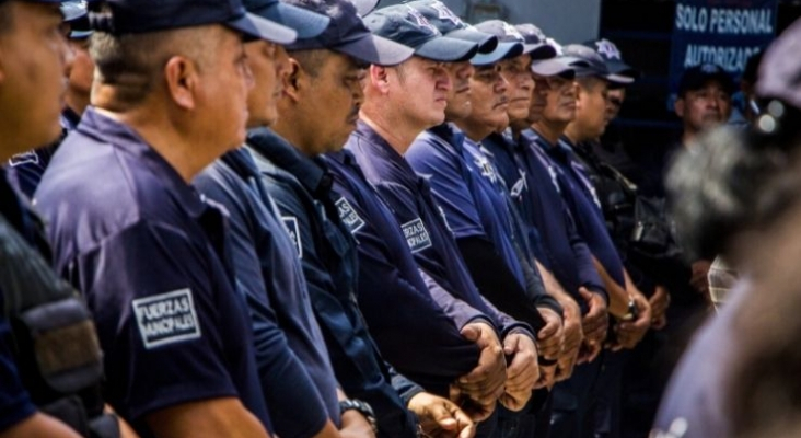 Policías en México asistiendo a charla sobre seguridad turística