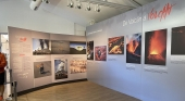 Vista de la exposición fotográgica 'De Volcán a Volcán' en la estación base del teleférico del Teide (Tenerife) | Foto: vía Linkedin (@joanrodriguezdelasierra)