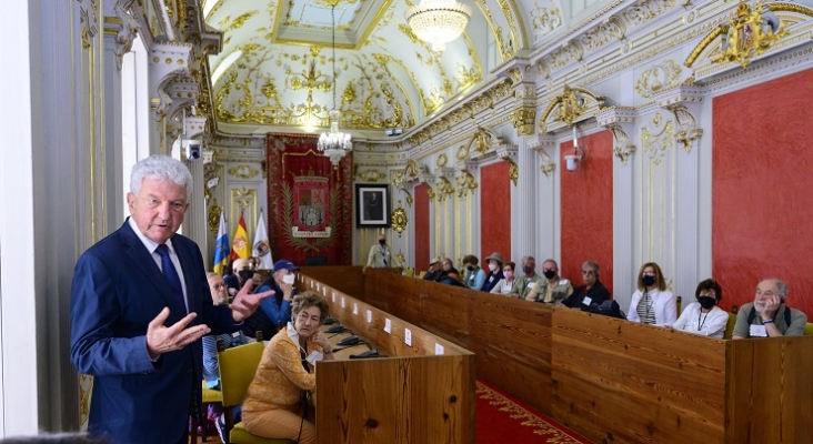 A la izda. de la imagen Pedro Quevedo, concejal de Turismo del Ayto. de Las Palmas de Gran Canaria, junto a los destacados cruceristas estadounidenses