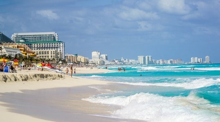 Playa y hoteles de Cancún, uno de los destinos mexicanos en los que se entrega el documento contra las drogas a los turistas