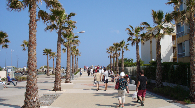 Turistas pasean por Mallorca Turistas pasean por Mallorca