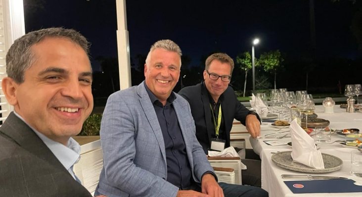 Erkan Yagci, Erkan Yagci, Asociación Hotelera de Antalya (Aktob); Klaus Hildebrandt, editor de FVW; y Lars Helmreich, director general de rtk Group