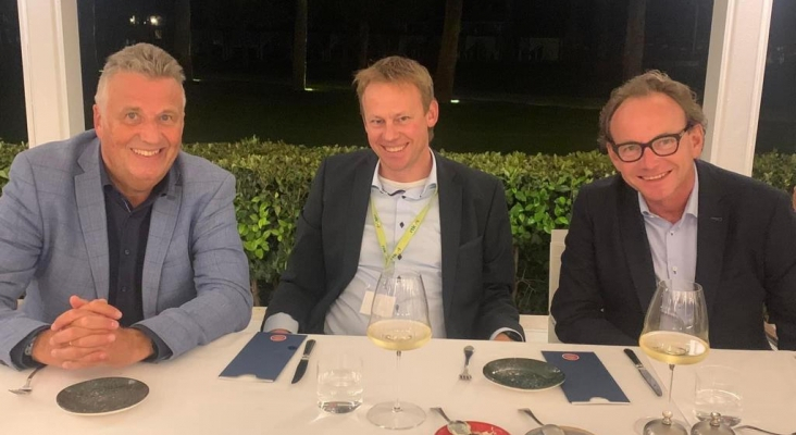 Klaus Hildebrandt, editor de FVW; Stefan Mang, director general de Centouris; y Roman Borch, CEO e-confirm