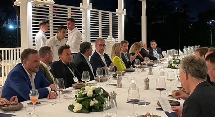 Alexander Ewig, vicepresidente de Marketing de AIDA Cruises; Hubert Kluske, CCO de TUI Deutschland; Hüseyin Baraner, CEO de Tourexpi; Yildiray Karaer, CEO de Corendon; Norbert Fiebig, presidente de DRV; y Eva Grünbauer, moderadora del encuentro