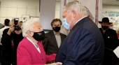 Hazel McCallion, directora del aeropuerto de Toronto, saluda al primer ministro de Ontario (Canadá), Doug Ford | Foto: @hazelmccallion100official vía Instagram