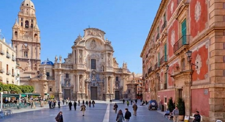 Plaza del Cardenal Belluga con la Catedral de Murcia al fondo | Foto: vía Murcia Plaza