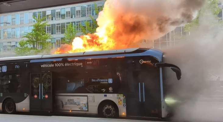 Autobus eléctrico de la marca Bolloré ardiendo tras explotar en París (Francia) Foto vía Twitter (@sotiridi)