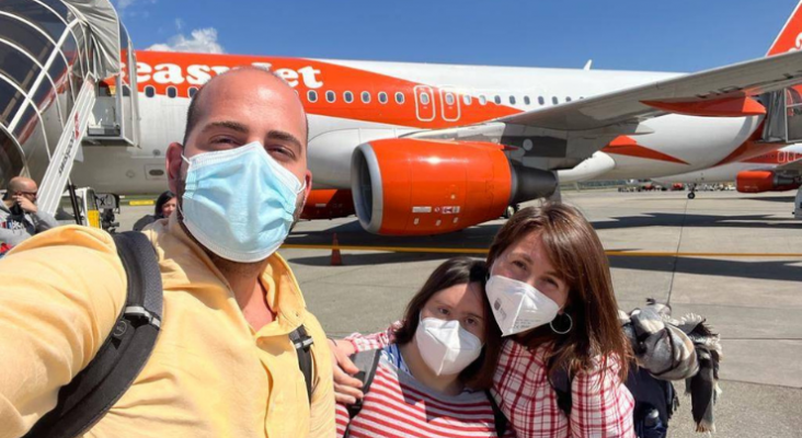 El grupo tomando el avión | Foto Cedida