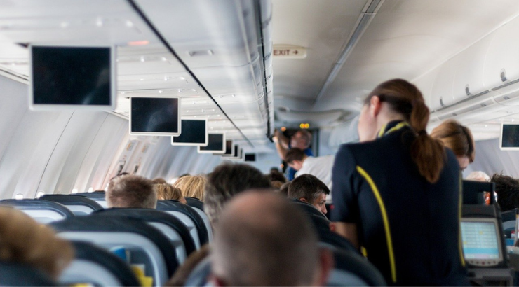 Pasajeros esperan a despegar por el retraso ocasionado en un aeropuerto