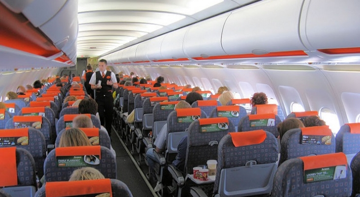 Interior de la cabina de un Airbus A319 100 de easyJet | Foto: Wikimedia Commons