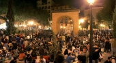 Masificación en la plaza del Dos de Mayo en el barrio de Malasaña (Madrid) | Foto: vía vwmadrid.org