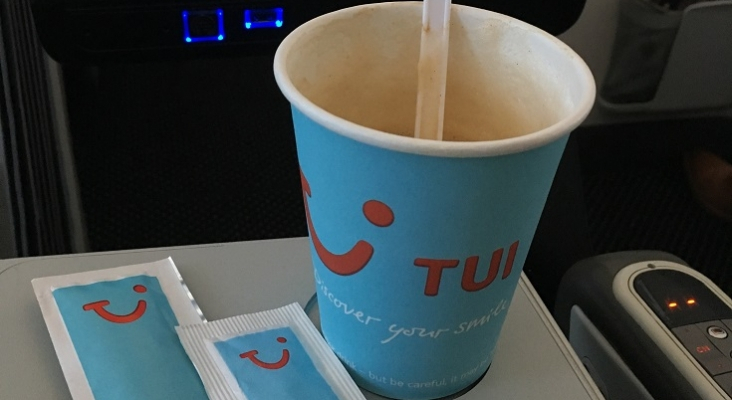 Café a bordo en avión de TUI | Foto: Tourinews©