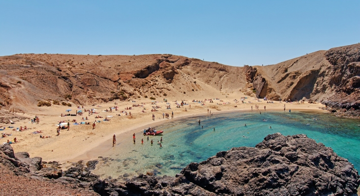 Turistas disfrutan del clima en Lanzarote