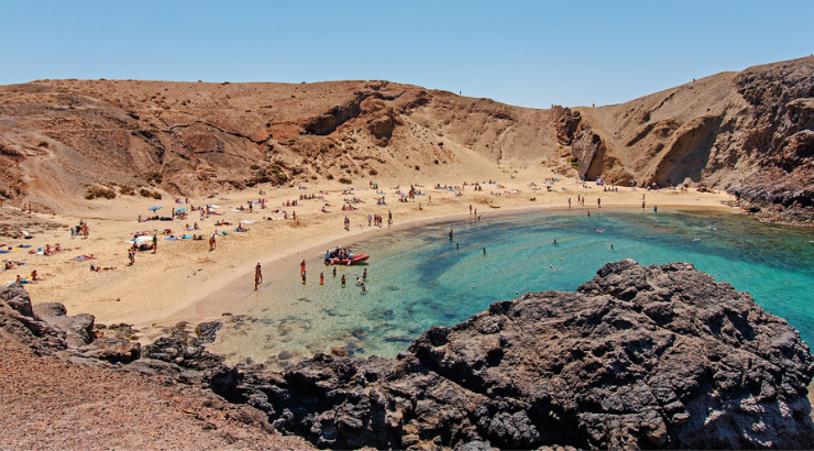 Turistas disfrutan del clima y la playa en Lanzarote
