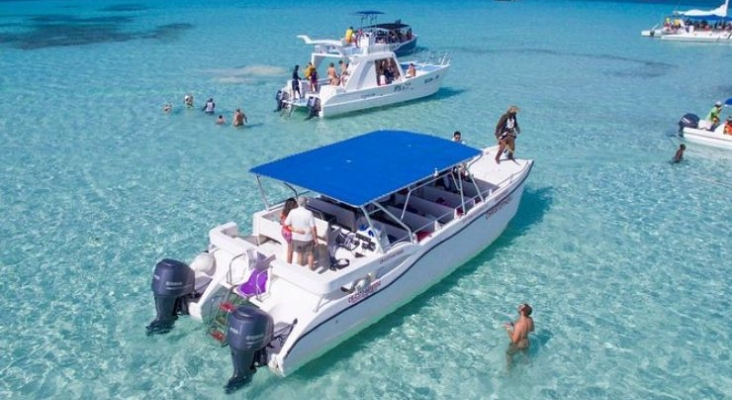 Lanchas turísticas en Bayahíbe, República Dominicana | Foto: Viator