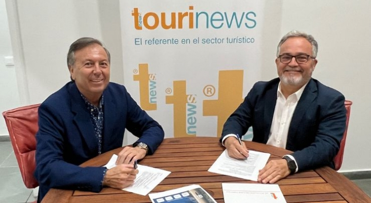 Izqda. Juan Manuel Benítez del Rosario, presidente del Comité Organizador del Foro Internacional de Turismo Maspalomas Costa Canaria, e Ignacio Moll, CEO de Tourinews