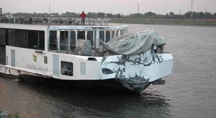 Crucero Viking Aegir (Viking River Cruises) tras chocar contra un puente en el río Danbubio | Foto: Ministerio de Transportes de Eslovaquia (Dopravný Úrad)