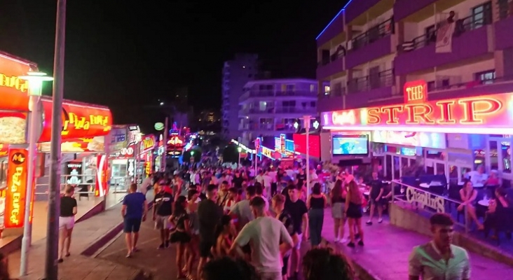 Aglomeración de turistas británicos en una calle de Magaluf (Mallorca) | Foto: Delegación del Gobierno en Baleares