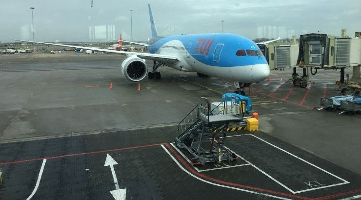 Avión de TUI en un aeropuerto de Reino Unido | Foto: Tourinews©