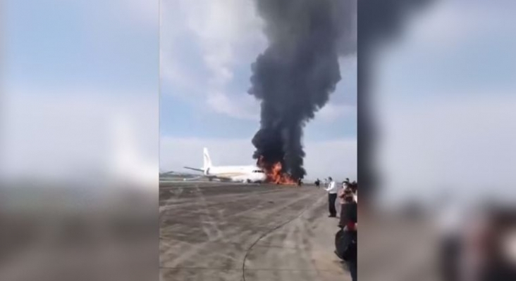 Un avión Airbus A319, en llamas tras salirse de la pista durante el despegue