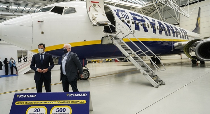 'Juanma' Moreno, presidente de la Junta de Andalucía, junto a Eddie Wilson, CEO de Ryanair, durante la inauguración del centro en Sevilla | Foto: Junta de Andalucía