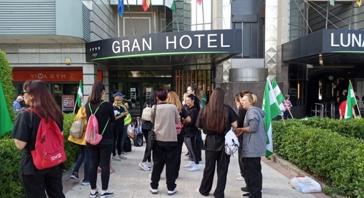 Trabajadoras en huelga protestando frente al Sercotel Gran Hotel Luna de Granada | Foto: vía Facebook (@kellysgranada)