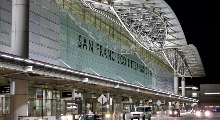 Adolescente salta de un avión en marcha | Aeropuerto de San Francisco