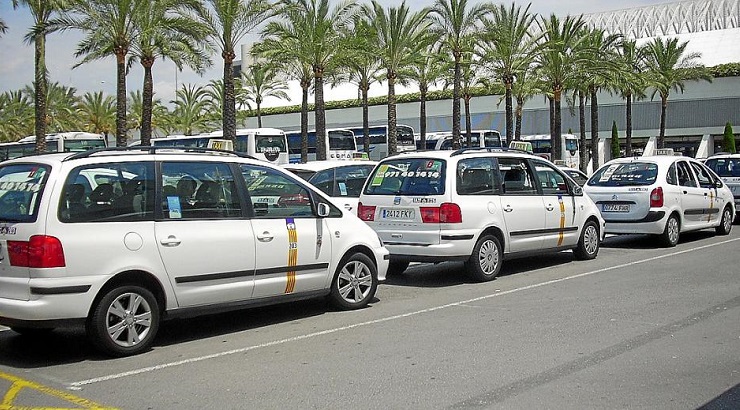 Cola de taxis esperando para recoger turistas en el Aeropuerto de Palma (Mallorca, Baleares) | Foto: vía Info Taxi
