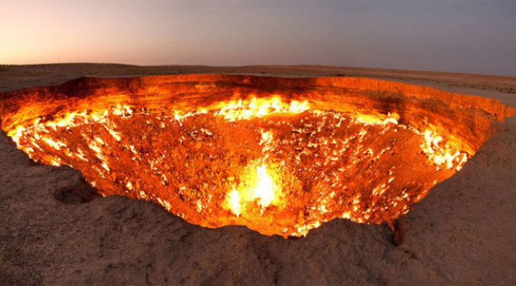 Puerta del Infierno en Turkmenistán | Foto vía Twitter (@Strange_Sounds)