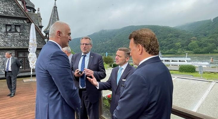 Mehmet Nuri Ersoy, ministro de Turismo de Turquía; Thomas Feser, alcalde de Bingen; Thomas Bösl, director general de rtk; y Hüseyin Baraner, CEO de Tourexpi Mehmet Nuri Ersoy, ministro de Turismo de Turquía; Thomas Feser, alcalde de Bingen; Thomas Bösl, director general de rtk; y Hüseyin Baraner, CEO de Tourexpi