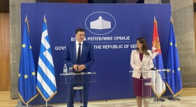 El ministro de Turismo griego Vassilis Kikilias, junto a su homóloga serbia, Tatjana Matic