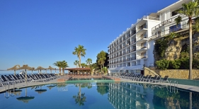 Vista de la piscina del Alua Hawaii Mallorca & Suites (Baleares) | Foto: Alua Hotels & Resorts
