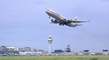Avión despegando desde el aeropuerto de Schiphol, Ámsterdam