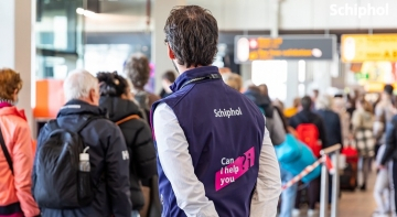 Personal del Aeropuerto de Schiphol que presta atención a los pasajeros| Foto: Schiphol