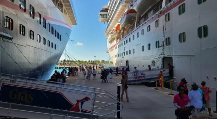 Los pasajeros de Carnival Freedom desembarcan en Gran Turca tras incendiarse la chimenea del barco. | Foto: Carnival Corp.