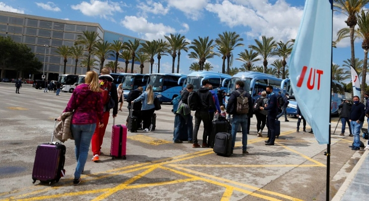 Turistas aproximándose a autocares en el Aeropuerto de Palma de Mallorca 