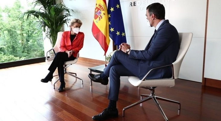 El presidente del Gobierno, Pedro Sánchez, y la presidenta de la Comisión Europea, Ursula von der Leyen, durante reunión en Red Eléctrica Española en 2021 | Foto: Pool Moncloa / Fernando Calvo