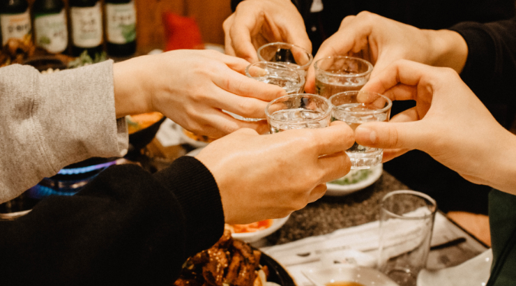 Últimos clientes de un restaurante tomando bebidas alcohólicas después cenar