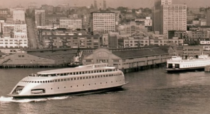 MV Kalakala saliendo del puerto | Imagen vía Youtube (@KirklandTelevision)