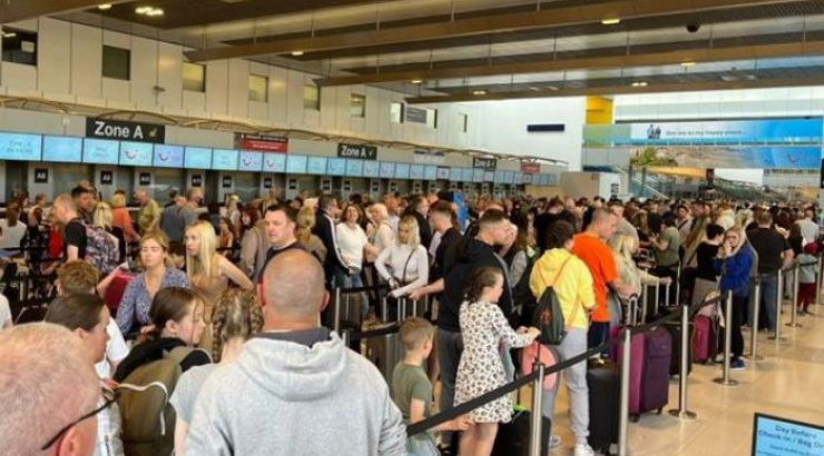 Colas en el aeropuerto de Manchester | Foto vía postsus.com