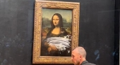 Un hombre disfrazado de anciana en silla de ruedas le pega un tartazo a la ‘Monna Lisa’ | Foto: vía Twitter (@MSergio )