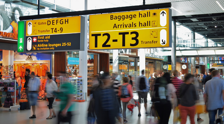 Tráfico de pasajeros internacionales en un aeropuerto Tráfico de pasajeros internacionales en un aeropuerto