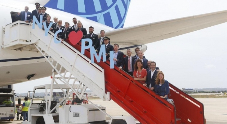 2022: Las autoridades y pilotos posan celebrando el primer vuelo de United entre Nueva York y Palma | Foto: Consell de Mallorca