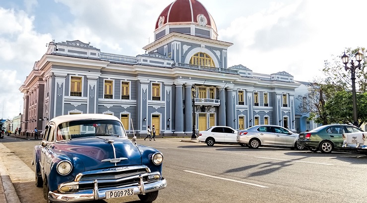 Vista del Ayuntamiento de Cienfuegos (Cuba), uno de los destinos a los que se retomarán los vuelos desde Estados Unidos | Foto: Visitar Cuba