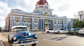 Vista del Ayuntamiento de Cienfuegos (Cuba), uno de los destinos a los que se retomarán los vuelos desde Estados Unidos | Foto: Visitar Cuba