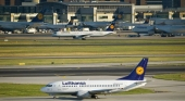 Aviones de Lufthansa en el aeropuerto de Frankfurt, Alemania