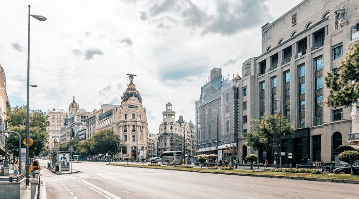 Vista de la calle Alcalá de Madrid con el edificio Metrópolis al fondo | Foto: Pixabay
