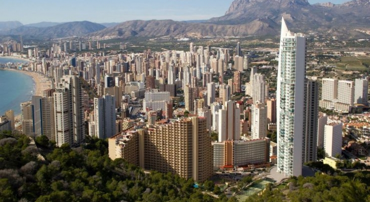 La “mala organización del Imserso’ provoca el cierre de hoteles en Benidorm durante el invierno, según HOSBEC